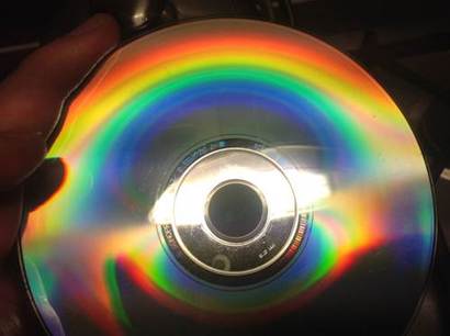 CD 뒷면도 그레이팅 거울의 일종이다. 그래서 뒷면에 빛을 비추면 알록달록한 무지개가 만들어진다. 사진=Communicate Science
