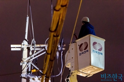 해외 기후단체들이 한국전력이 발행하는 채권을 사지 말라며 불매운동에 나섰다. ​화석연료를 생산하는 기업이라는 것이 이유다. 사진은 ​한국전력 직원​이 정전사고 현장을 수습하는 모습. 사진=최준필 기자