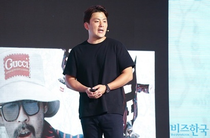 ‘브랜드비즈 컨퍼런스 2022’에서 김태환 크리에이티브멋 대표가 ‘크리에이티브의 탈중앙화’라는 주제로 강연하고 있다. 사진=임준선 기자