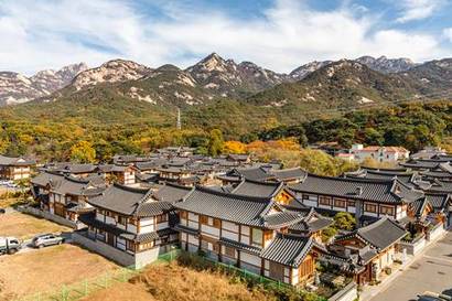 은평 뉴타운을 개발하면서 만든 은평구 한옥마을은 병풍처럼 둘러선 북한산의 단풍까지 더해져 더욱 아름답다. 사진=서울관광재단 제공