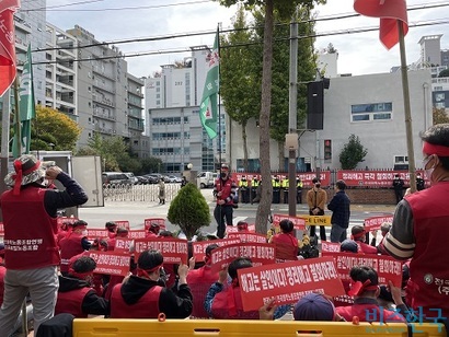 10월 26일 푸르밀 노조는 집회를 열어 사측의 일방적인 정리해고를 규탄하고 철회할 것을 요구했다. 사진=전다현 기자