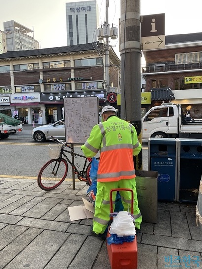 서울시 종로구에서 환경미화 작업을 하고 있는 서울365 청결기동대 모습. 이들은 기존 환경미화원이 작업하지 않는 ‘취약시간대’에 청소 업무를 한다. 사진=전다현 기자