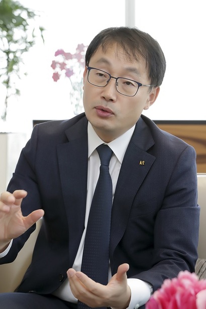 구현모 KT 대표(사진)가 연임 의사를 밝히면서 황창규 전 회장에 이어 두 번째 연임 사례가 나올지 관심이 모아진다. 사진=KT 제공