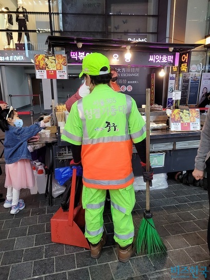 명동 거리에서 청소를 하고 있는 서울시 청결기동대. 청결기동대는 가로 청소 환경미화원과 동일한 업무를 하지만 비정규직이고 임금도 훨씬 낮다. 사진=전다현 기자