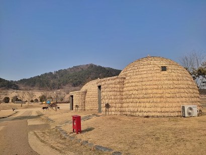 유적 입구 앞에 재현한 청동기 시대의 매산마을. 사진=구완회 제공