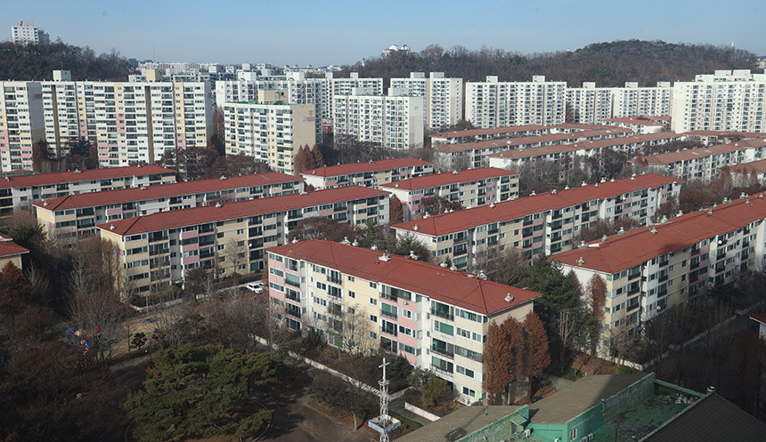 정부가 8일 재건축 안전진단 합리화 방안을 발표하면서 준공 후 30년이 넘어선 단지들의 재건축 추진이 빨라질 전망이다. 사진은 이날 서울 양천구 목동 일대 아파트 모습. 사진=연합뉴스