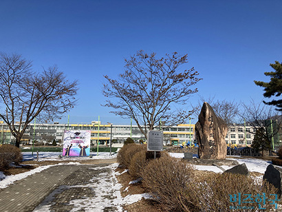 1월 3일 졸업식이 있었던 연천고등학교의 모습. 사진을 찍는 한두 명 학생 말고는 지나다니는 이가 없었다. 사진=이현이 인턴기자