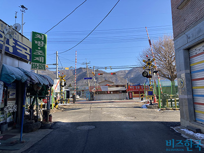 신망리연대 정류장 앞 약국과 식당의 모습. 사진=이현이 인턴기자