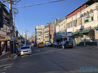 연천군 인구가 가장 많이 거주하는 전곡 읍내의 모습. 젊은이들은 읍내에서도 할 수 있는 일이 많지 않다며 ‘인프라 부족’을 토로했다. 사진=이현이 인턴기자