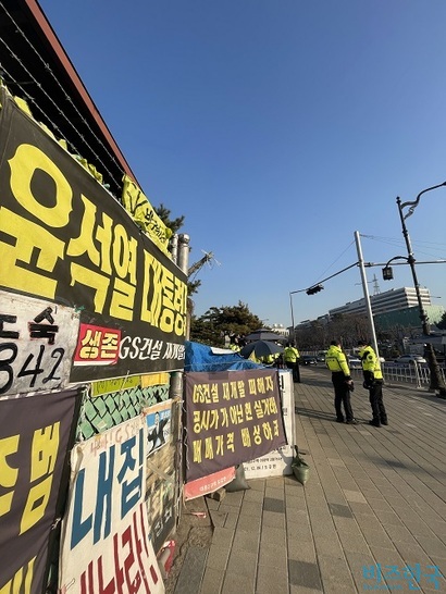 대통령 집무실이 용산구 삼각지역 인근으로 이전한 후 ​용산구청은 계약직 환경미화원을 증원한 것으로 확인됐다. 용산구청은 집무실 인근에서 집회와 시위가 늘면서 쓰레기가 증가했기 때문이라고 밝혔다. 사진=전다현 기자