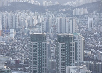 이전에 없던 도심 ‘무규제’ 고밀 복합 개발을 두고 전문가들은 지역의 성격과 개발 목적 등 제한적인 적용이 요구된다고 입을 모았다. 고층 건물이 밀집한 서울 시내 전경. 사진=박은숙 기자