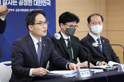 지난 26일 정부서울청사에서 한기정 공정거래위원장이 새해 업무보고 내용을 브리핑하고 있다. 윤석열 정부 들어 공정위의 친기업 기조와 더불어 검찰과의 공조가 눈에 띈다. 오른쪽으로 한동훈 법무부 장관, 이완규 법제처장이 함께했다. 사진=연합뉴스