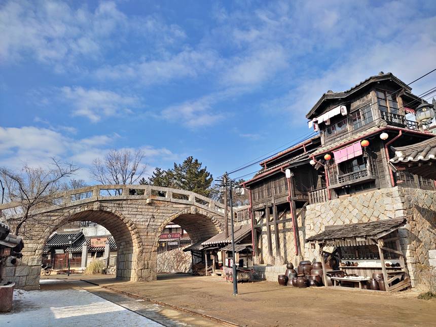 미스터 션샤인의 두 주인공이 처음 만나는 장면(위)에 배경으로 등장한 홍예교 앞 전찻길. 사진=tvN 제공, 구완회 제공