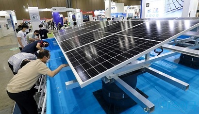 2022 세계 태양에너지 엑스포(EXPO SOLAR 2022) 참석자들이 물 위에 떠있는 수상 태양광 패널을 살펴보는 모습으로 기사의 특정 내용과는 관계없다. 사진=박정훈 기자