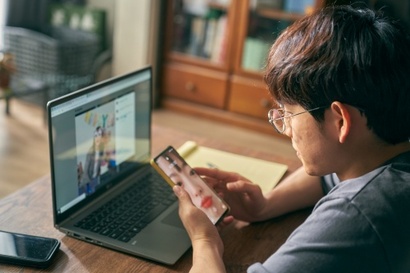 스마트폰에 스파이웨어 프로그램을 설치하고 나미의 일거수일투족을 들여다보는 준영. 이 영화는 일본 소설가 시가 아키라의 동명 소설이 원작으로, 이 소설을 원작으로 한 동명의 일본영화도 국내에 개봉한 바 있다. 사진=넷플릭스 제공