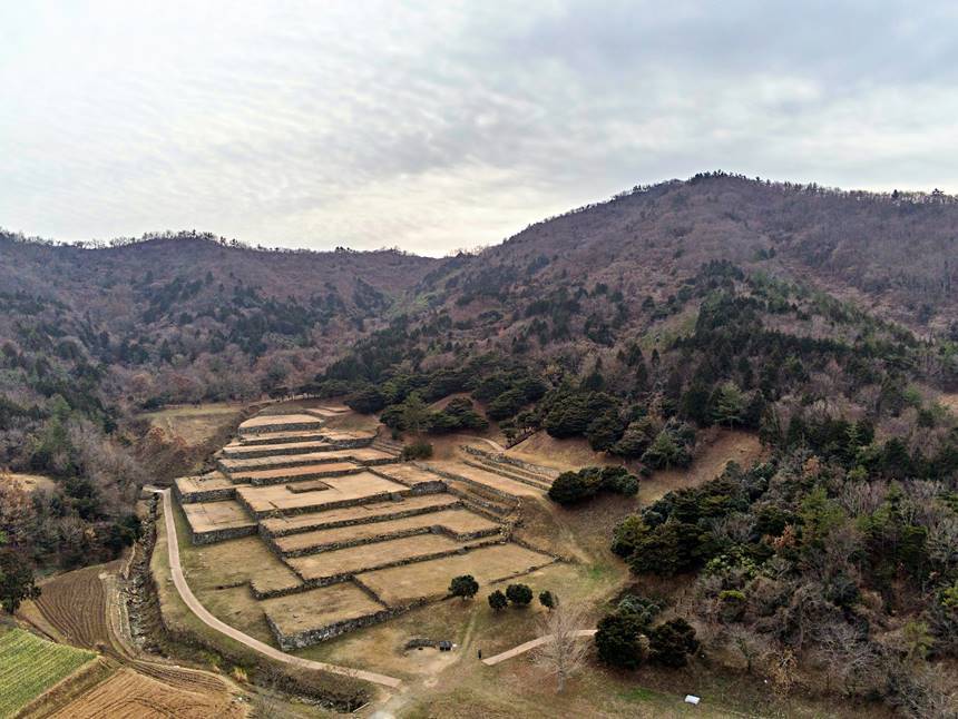 진도 용장성은 고려 원종 때 배중손이 삼별초를 이끌고 대몽항쟁의 근거지로 삼은 곳이다. 지금은 성벽 일부와 터만 남아 있다. 사진=구완회 제공