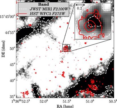 허블 우주망원경으로 관측한 가시광 빛의 분포는 검은색 등고선으로, 제임스 웹으로 찍은 적외선 빛의 분포는 빨간색 등고선으로 표현했다. 은하의 정중앙에서 약 30광년 거리의 살짝 어긋난 지점에서 은하의 적외선 빛이 가장 강하게 빛나고 있다.