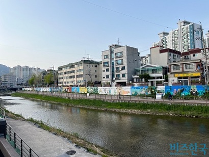 서울시가 신통기획으로 선정한 도봉구 쌍문동 백조아파트 일대 전경. 서울시는 인근에 흐르는 우이천과 개발단지를 연결해 서울시 대표 수변감성도시로 만들 계획이다. 사진=전다현 기자