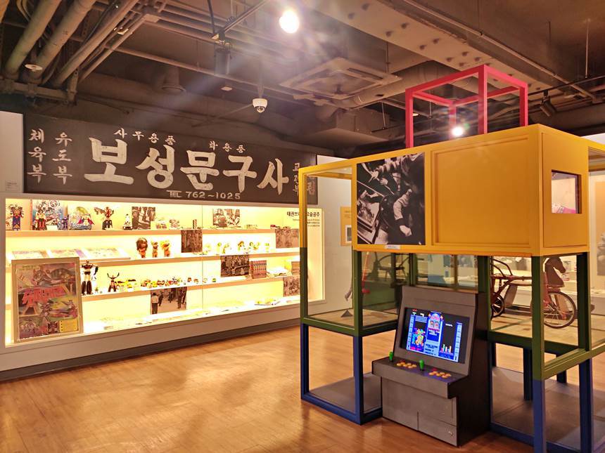 문구점과 오락실. ‘전자오락실’에서 하던 게임 한두 가지는 직접 해볼 수도 있다. 사진=구완회 제공