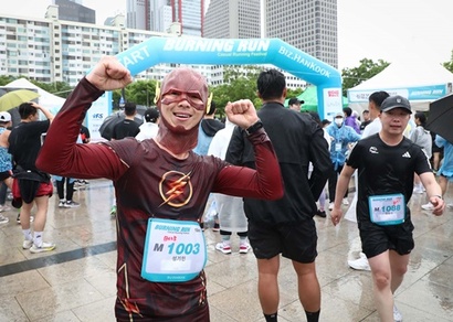 6일 오전 서울 여의도 이벤트 광장에서 비즈한국이 주최하는 캐주얼 러닝 페스티벌 '버닝런 더 리버' 행사에 참여한 눈에 띄는 참가자. 사진=임준선 기자