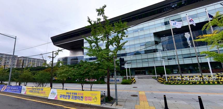 여의도 산업은행 본점 앞에 노조가 게시한 부산 이전 반대 현수막이 걸려 있다. 내년 4월 총선 이후 산업은행 이전 추진 속도가 빨라질 것이라는 관측이 나온다. 사진=네이버 지도 캡처