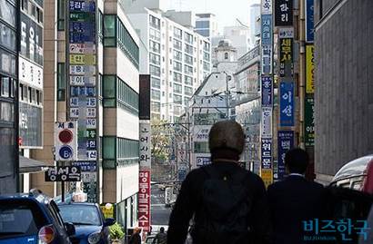 서울 서초동 법조타운 일대. 로스쿨 제도가 자리 잡으면서 늘어난 변호사 수만큼 사건 수임이 어려워지고 있다. 사진=최준필 기자