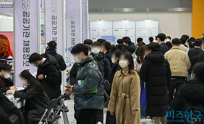 올해 2월 1일 서울 서초구 aT센터에서 열린 공공기관 채용정보박람회에서 취업준비생들이 참가기관 부스를 둘러보고 있다. 사진=박정훈 기자
