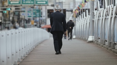 그 흔한 자동차 한 대 없이 평생을 걷거나 자전거를 타며 집과 한약방을 오갔던 김장하 선생의 뒷모습. 일평생 사부작사부작 걸으며 행해온 일들이 많은 이들에게 선한 영향력을 끼쳤다.