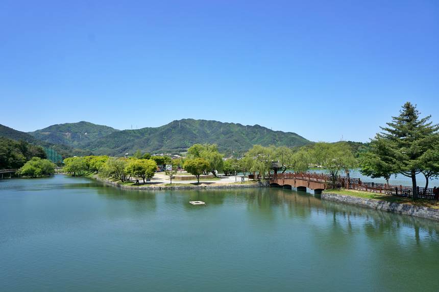 삼한시대에 만들어졌다는 제천 의림지. 김제 벽골제, 밀양 수산제와 함께 우리나라에서 가장 오래된 농업용 저수지로 손꼽히는데, 여전히 관개 농업에 이용되는 것은 의림지가 유일하다. 사진=구완회 제공