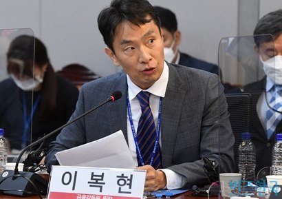 이복현 금융감독원장(사진)이 주가 조작 사태에 대해 강경 대응 방침을 밝힌 가운데, 검찰의 이화그룹 임원진 기소가 이와 궤를 같이하는 흐름이 아니냐는 분석이 나온다. 사진=박은숙 기자