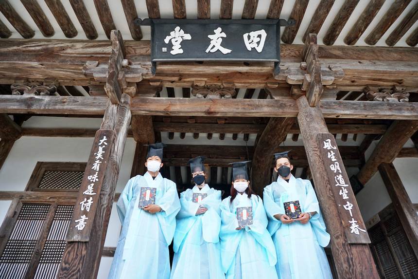 성주 윤동마을 사우당종택에선 조선 선비의 겉옷인 도포를 입고, 실내용 관모인 유건을 쓰고, 고택의 대청마루에 앉아 유학 경전을 읽어볼 수 있다. 사진=구완회 제공