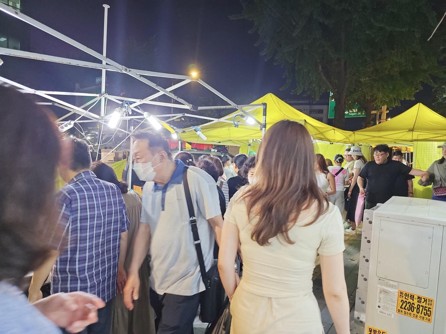 현장] 외국인 필수 관광코스? 새빛시장은 오늘도 짝퉁을 판다 | 비즈한국