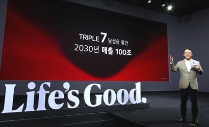 조주완 LG 전자 사장이 12일 열린 기자간담회에서 2030년 미래 비전과 사업 포트폴리오 전환을 발표했다. LG전자는 2030년까지 매출 100조 원을 달성한다는 목표를 밝혔다. 사진=LG전자 제공