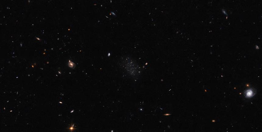 허블 우주 망원경으로 관측한 왜소은하 도나티엘로 II. 가운데 아주 흐릿하게 보이는 천체가 왜소은하다. 사진=NASA/ESA/Hubble/B. Mutlu-Pakdil/G. Donatiello