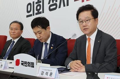 산업은행이 최소 인력만 여의도에 남기고 사실상 부산으로 완전 이전하는 안을 확정했다. 지난 6월 21일 국회에서 열린 ‘산업은행 부산이전 당정 간담회’에​ 참석한 강석훈 산업은행 회장, 김주현 금융위원장, 윤재옥 국민의힘 원내대표(오른쪽부터). 사진=연합뉴스