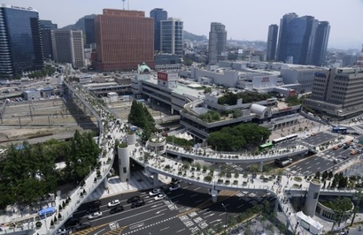 서울로 7017에 서면 서울역을 비롯해 서울시 동서남북이 조망 가능하다. 사진=서울관광재단 홈페이지