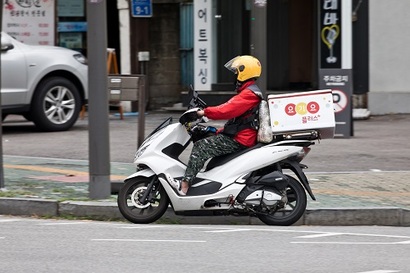 최근 요기요는 전업 라이더의 요금제를 개편했다. 건당 3000원이던 배달 수수료를 2500원으로 낮췄는데 이에 라이더의 불만이 커지고 있다. 사진=최준필 기자