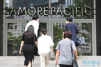 최근 중국이 한국 단체관광을 재개했다. 아모레퍼시픽에 호재가 될 수 있다는 분석과 함께 목표주가 상향 리포트가 나오기 시작했다. 사진은 서울 용산구 아모레퍼시픽 본사. 사진=박정훈 기자