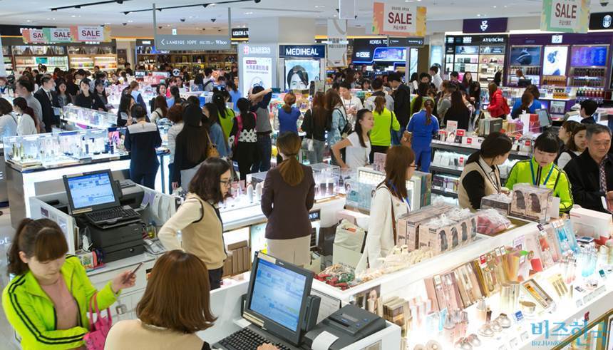 2016년 4월 1일 중국 아오란그룹 임직원 6000여 명이 방한해 HDC신라면세점에서 한국 화장품 등을 쇼핑하던 모습. 사진=비즈한국 DB