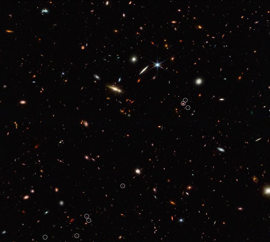 제임스 웹 관측으로 확인한 길게 이어진 10개의 은하들이 동그라미로 표시되어 있다. (일부 동그라미에는 두 개 이상의 은하가 겹쳤다.) 사진=NASA, ESA, CSA, Feige Wang(University of Arizona)