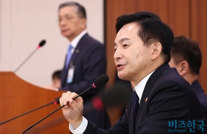 지난 8월 30일 열린 국토교통위원회 전체회에서 원희룡 국토교통부 장관이 질의에 답하고 있다. 원 장관은 지난 18일 양평고속도로의 B/C값을 공개하겠다고 밝혔다. 사진=박은숙 기자