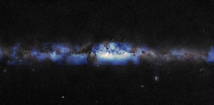 은하수 방향에서 날아온 뉴트리노들의 분포를 표현한 그림. 가시광으로 본 은하수 지도 위에 푸른색으로 뉴트리노의 분포를 함께 표현했다. 사진=IceCube Collaboration/US National Science Foundation(Lily Le and Shawn Johnson)/ESO(S. Brunier)