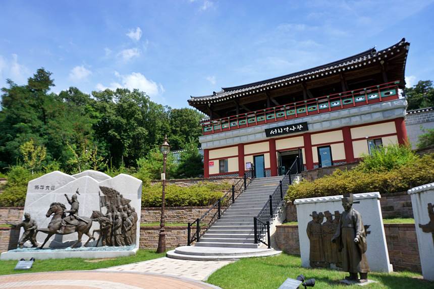 서희테마파크는 체험관, 추모관, 역사산책로까지 갖추었다. 부지 곳곳에는 서희의 이야기를 형상화한 30여 개의 조각작품이 자리했다. 사진=구완회 제공