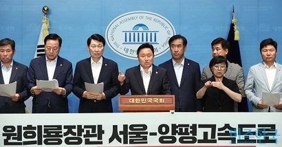 7월 24일 국회 국토교통위원회 소속 더불어민주당 최인호 간사와 위원들이 기자회견을 진행하는 모습. 서울~양평고속도로 의혹이 제기된지 석달이 지났지만 해결책은 보이지 않는다. 사진=박은숙 기자