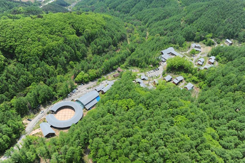 청태산 해발 850m 높이에 자리한 국립횡성숲체원은 국가 제1호 산림교육센터다. 사진=횡성군청 제공