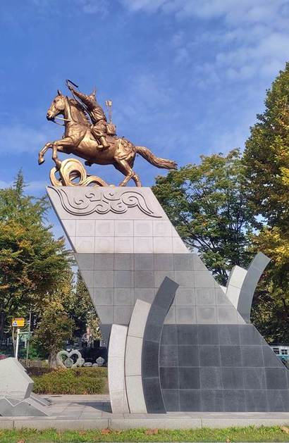 철도공원 앞에 놓인 기마화랑상. 사진=구완회 제공