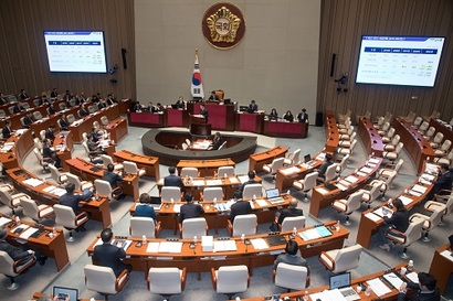 6일 오전 국회 예결위회의장에서 김흥수 의원이 추경호 경제부총리에게 질의하고 있다. 사진=이종현 기자