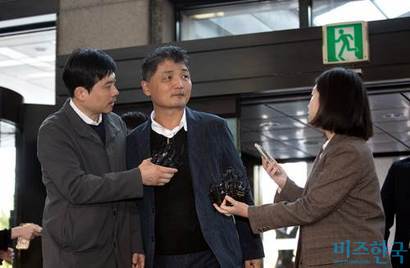 금감원에서 검찰로 넘어간 카카오 수사가 더 확대되면서 창업자인 김범수 미래이니셔티브센터장의 구속 가능성까지도 거론되기 시작했다. 지난 10월 23일 금감원에 출석하는 김범수 센터장. 사진=이종현 기자