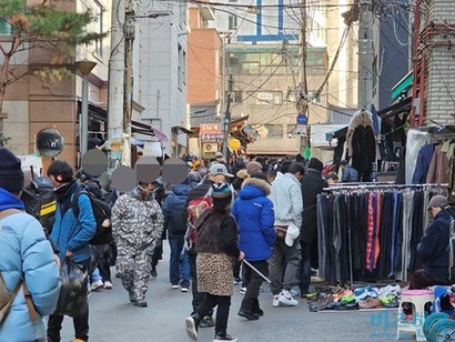 한국에 온 일본인 관광객들이 가장 많이 찾는 종로구 동묘 벼룩시장. 사진=김초영 기자