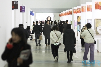 ‘2023 부산국제아트페어’ 개막일인 7일 많은 관람객들이 전시장을 찾아 작품을 둘러보고 있다.  사진=박정훈 기자